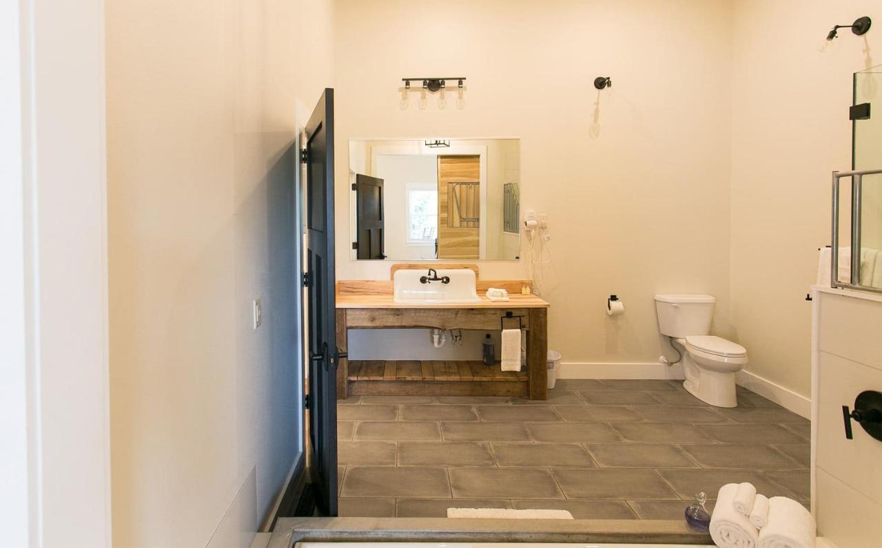 Farmhouse Suites By Amish Country Lodging ميلزبورغ المظهر الخارجي الصورة